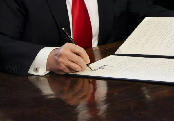 подписание документа чиновником