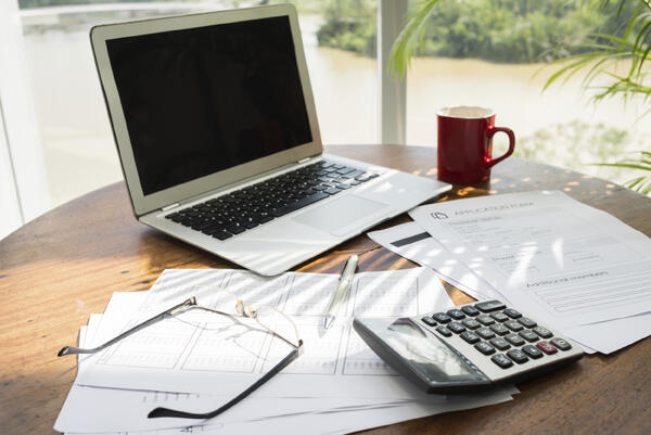 бухгалтерские документы и смартфон на столе